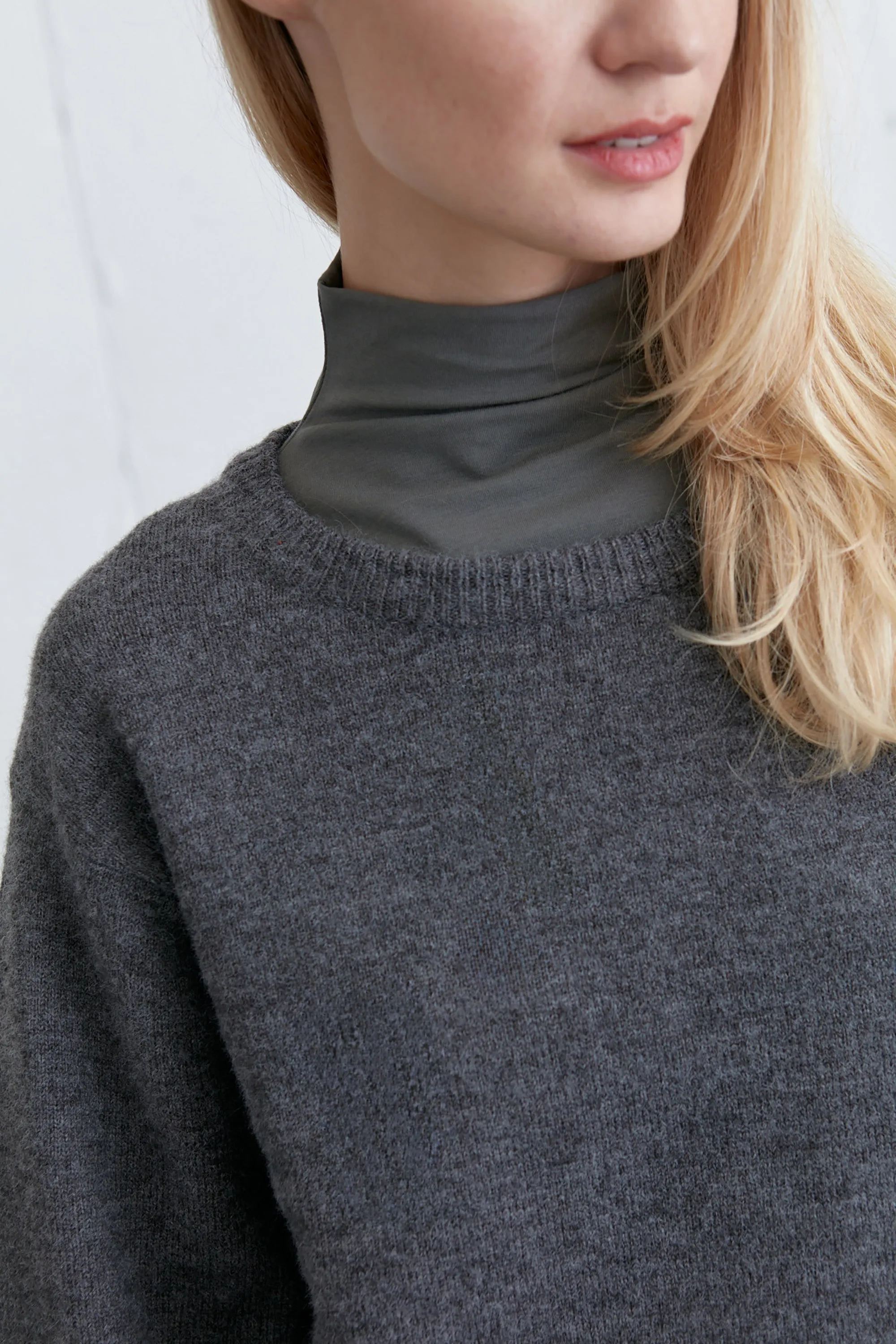 RELAXED FIT CREWNECK SWEATER